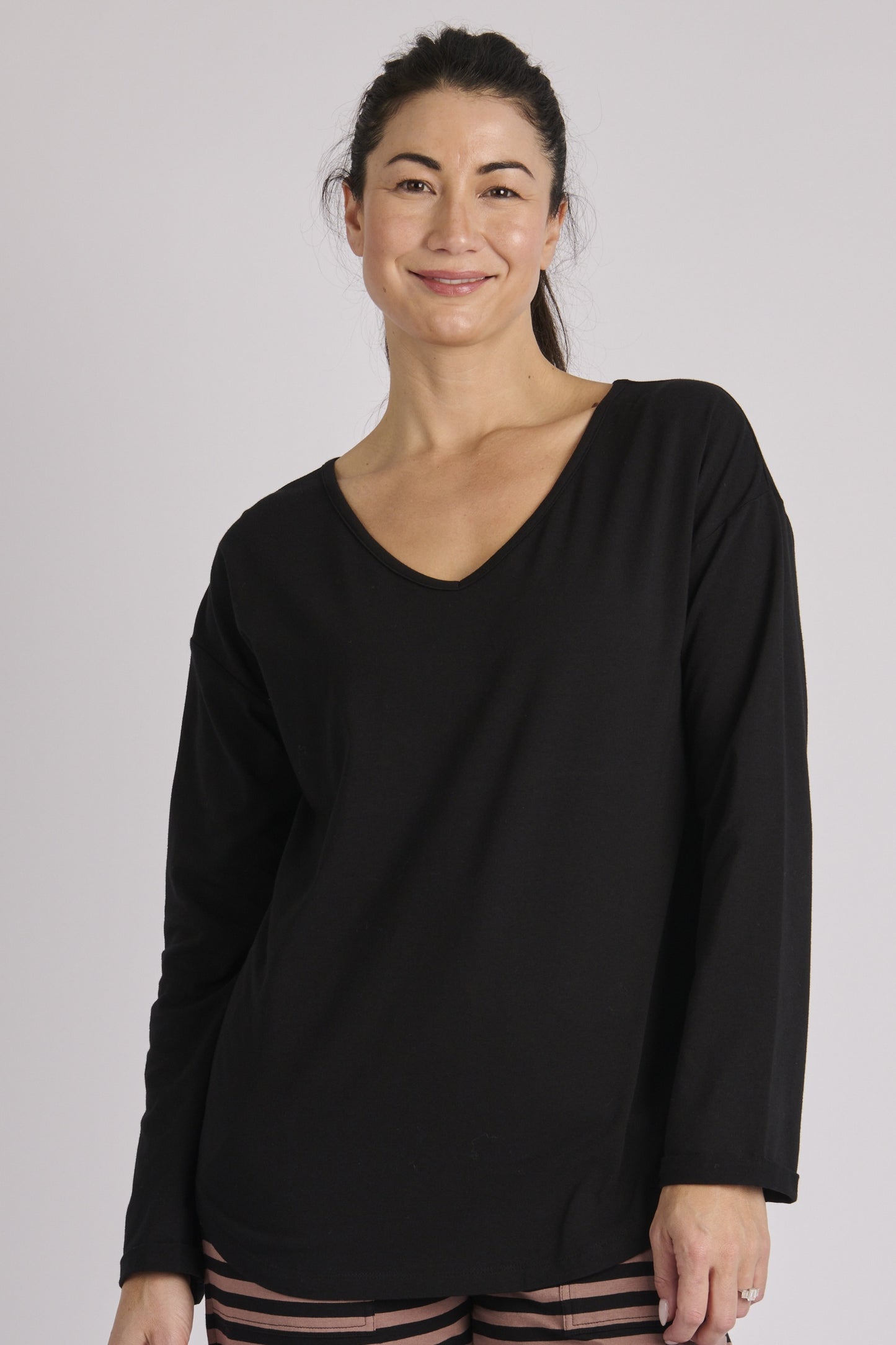One Ten Willow Cuff Sleeve Scoop Hem Tee - Black