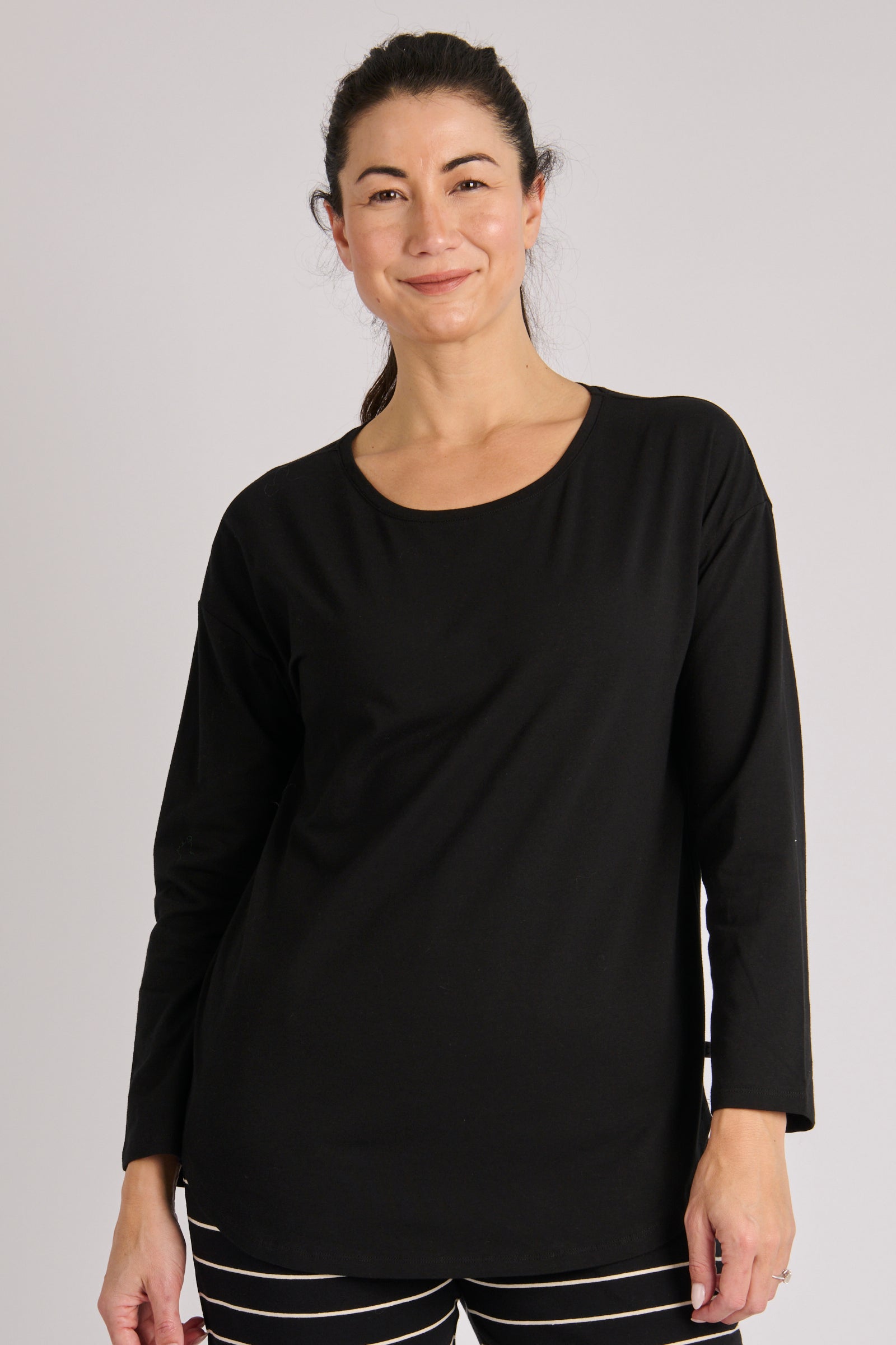 One Ten Willow Scoop Hem LS Tee Black