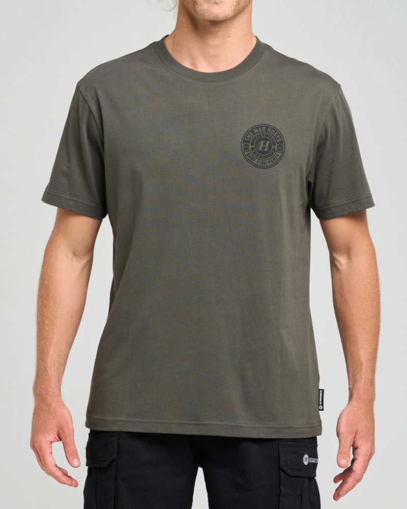 Mad Hueys Hueys Good Life SS Tee Charcoal, front print
