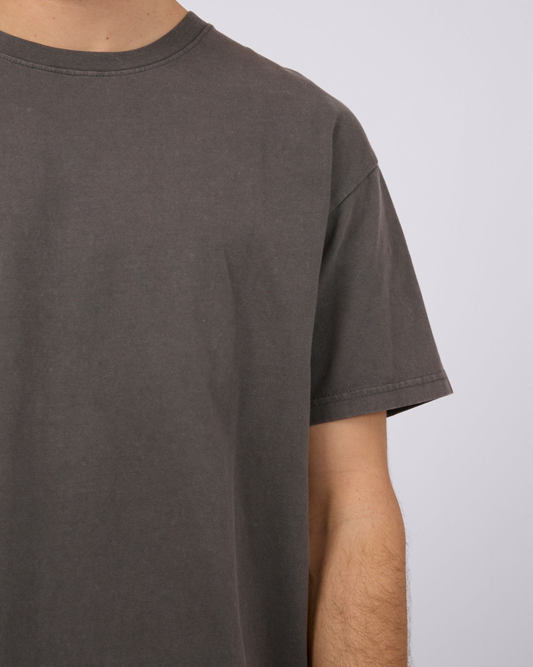 Solid Tail Tee - Coal