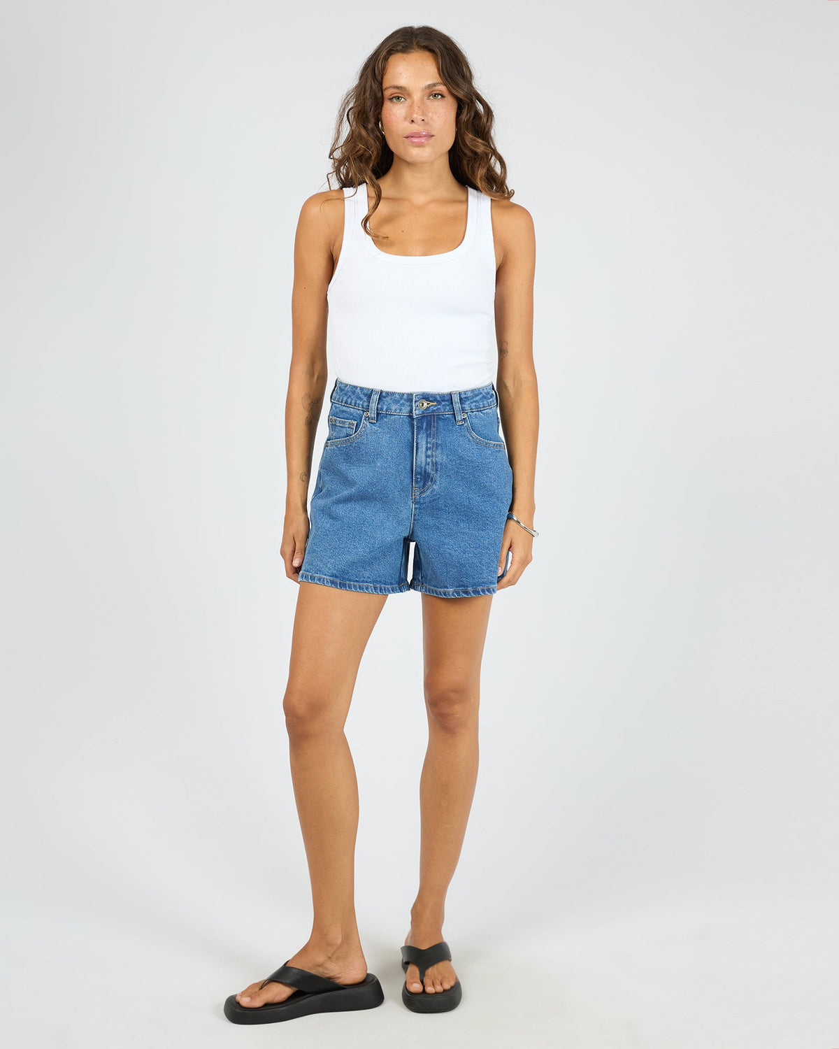 Silent Theory Kyia Short Comfort Mid Blue detail
