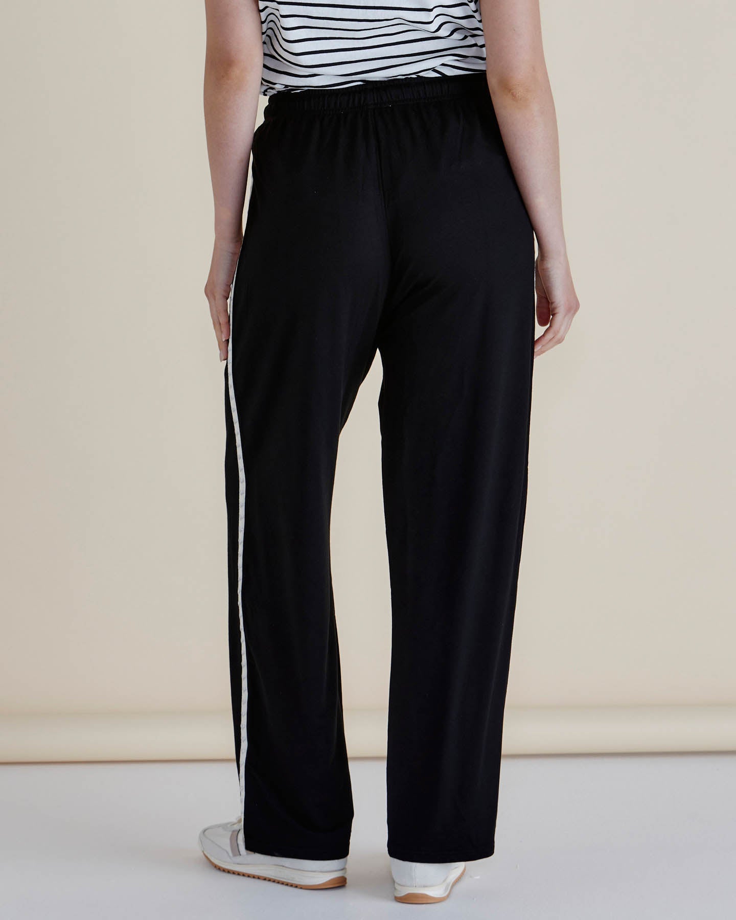 Betty Basics Evelyn Wide Leg Jogger - Black / White (view 4)