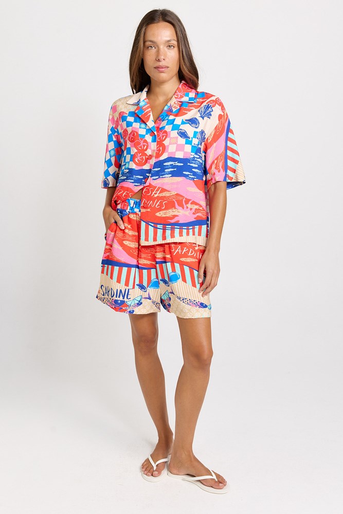 Betty Basics Copacabana Short in Mediterranean print, full look