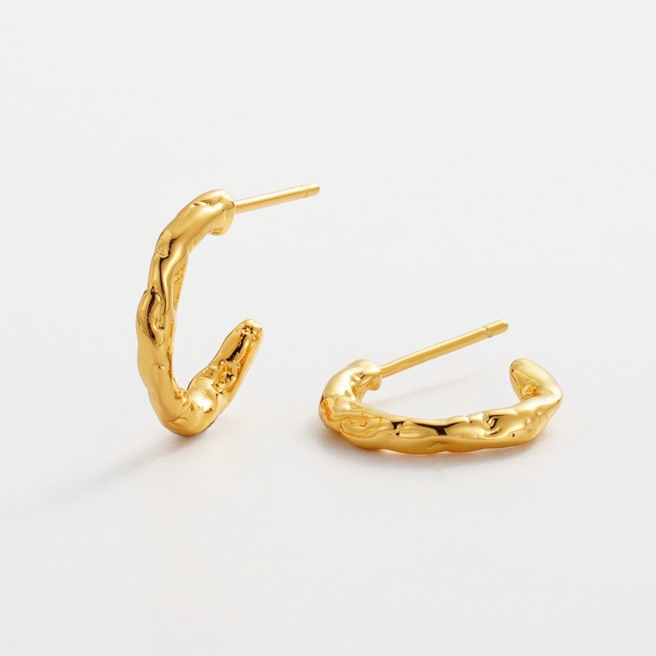 Zafino Alessia Hoop Small in Gold - detail