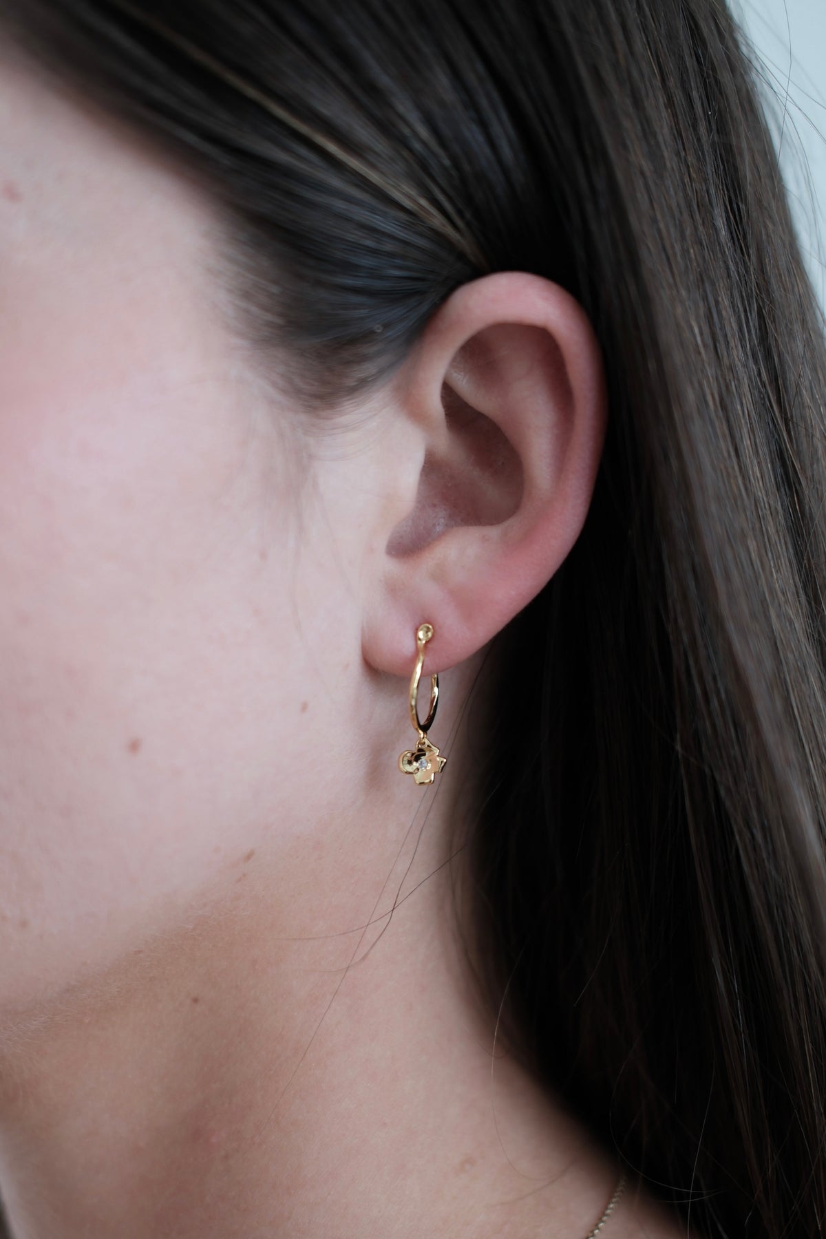 Zafino Fleur Hoop gold worn