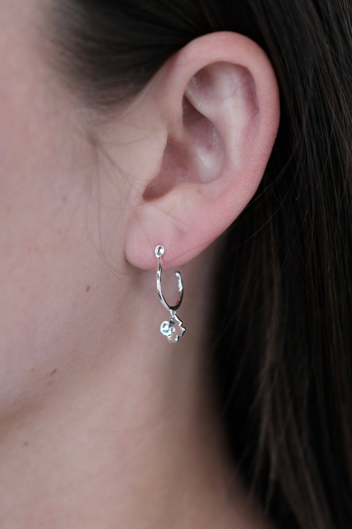 Zafino Fleur Hoop silver worn