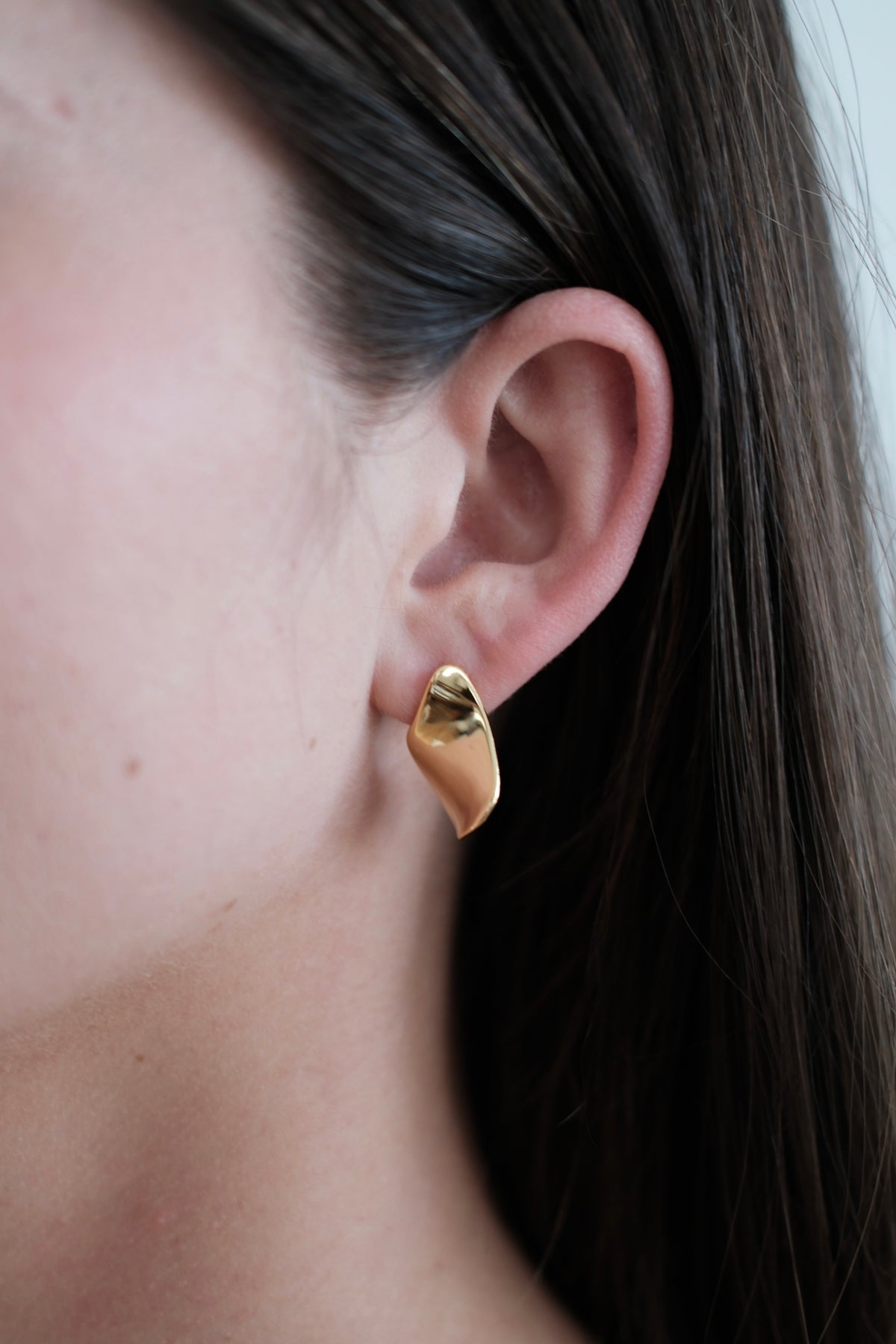 Zafino Rosalie Earring gold worn