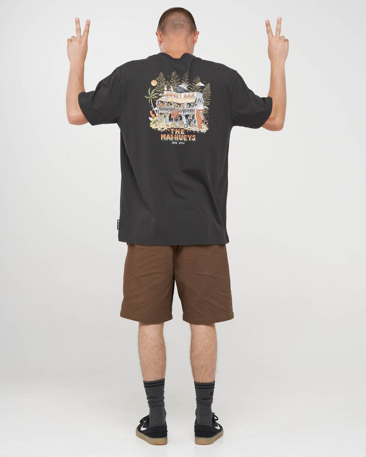 Mad Hueys Shoey Bar SS Tee in vintage black - print