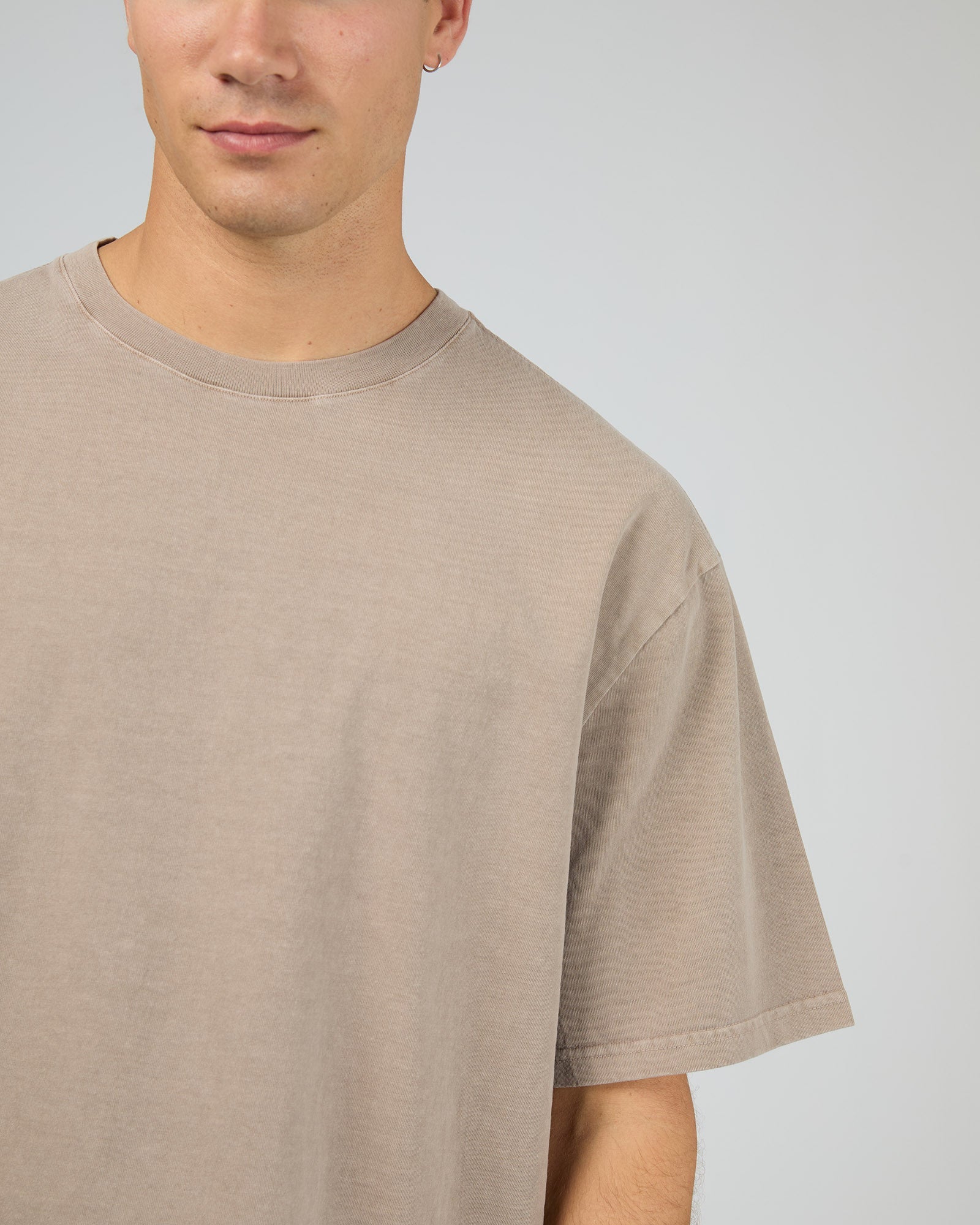 Silent Theory Essential Fit Tee Mushroom - worn on model side view