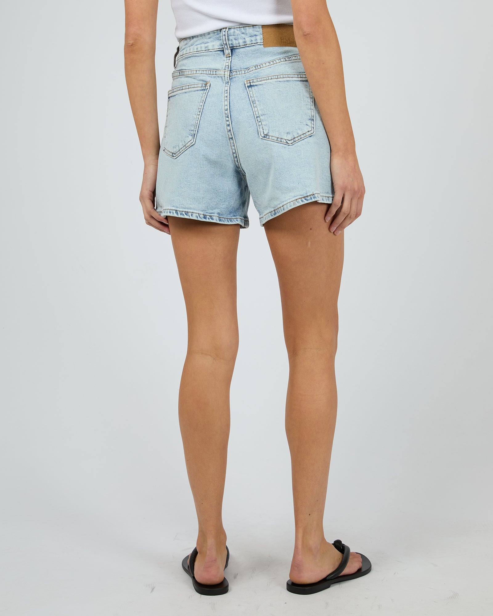 Silent Theory Kyia Short Comfort Bleach - detail view