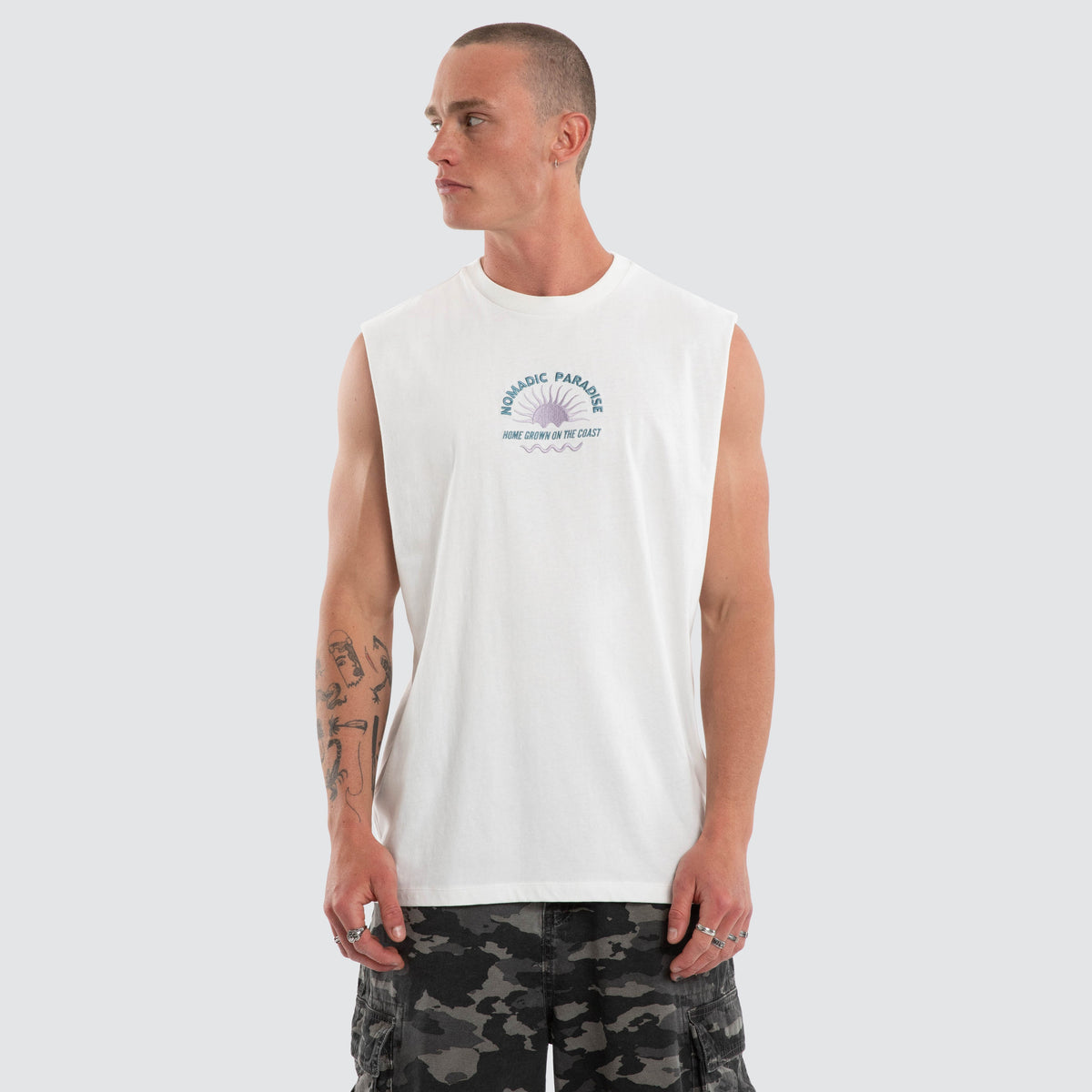 Nomadic Seashore relaxed muscle in natural white, front view